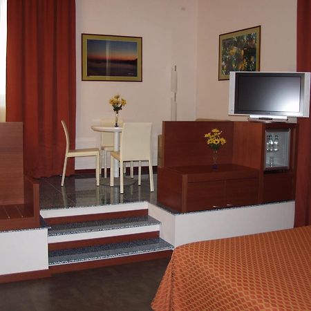 Hotel Mareschi Palace Novara Bagian luar foto