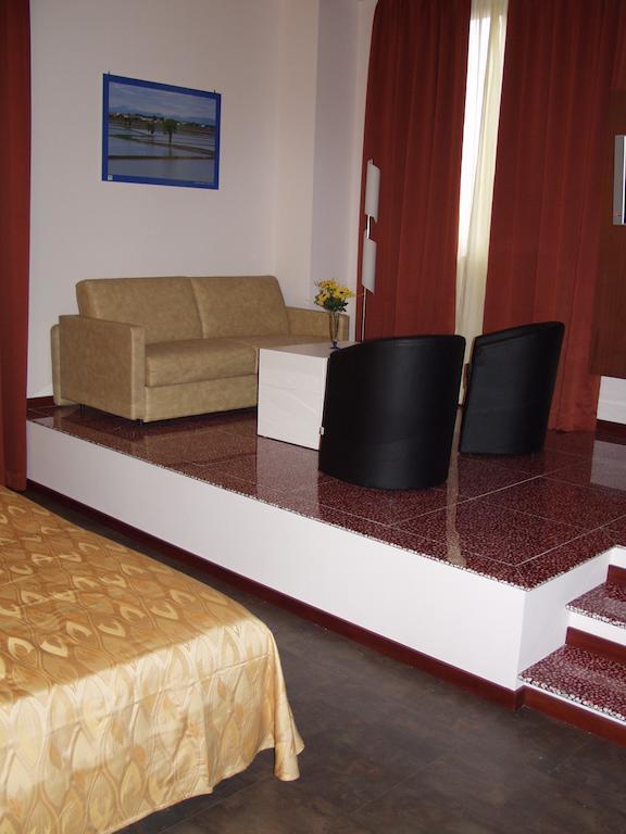 Hotel Mareschi Palace Novara Bagian luar foto