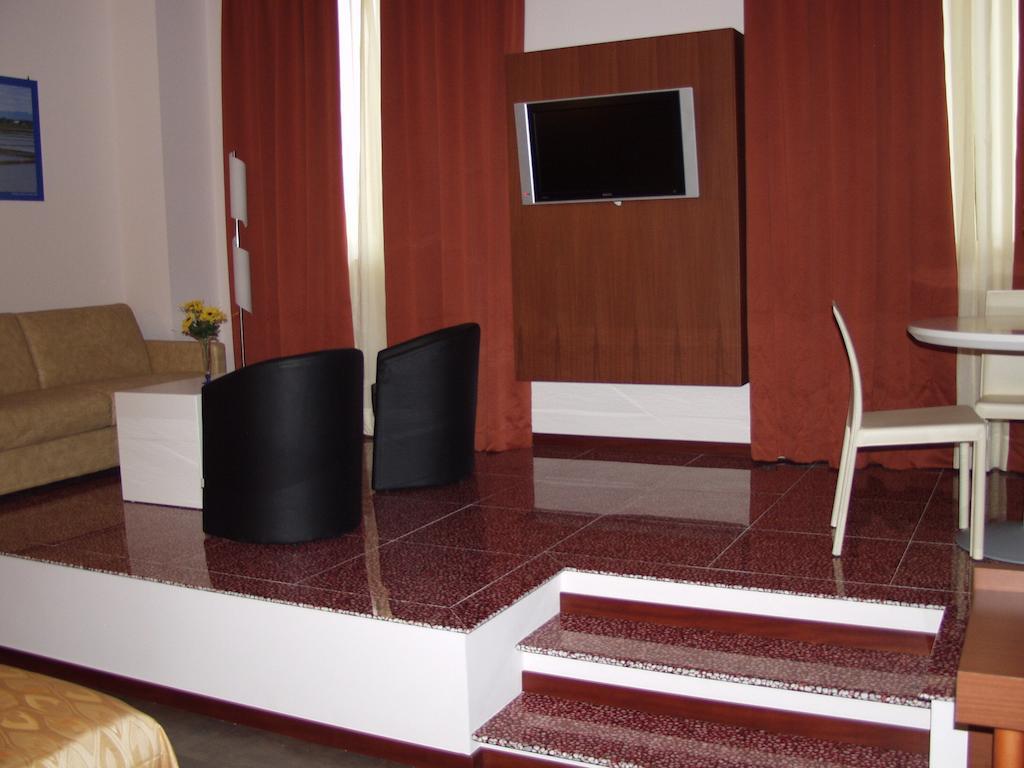 Hotel Mareschi Palace Novara Bagian luar foto