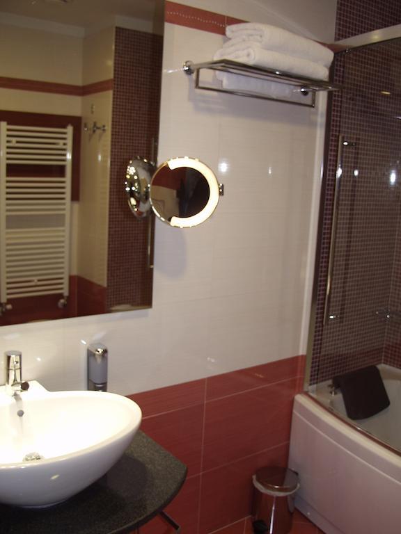 Hotel Mareschi Palace Novara Bagian luar foto