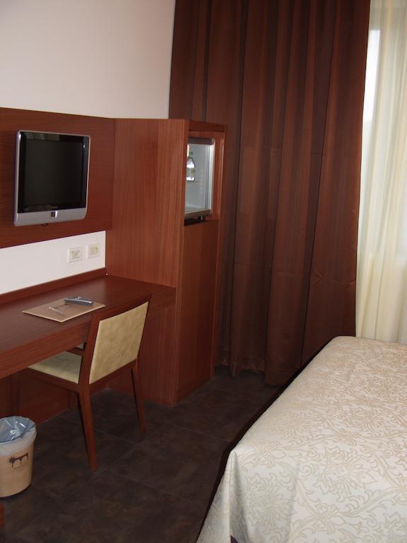 Hotel Mareschi Palace Novara Bagian luar foto