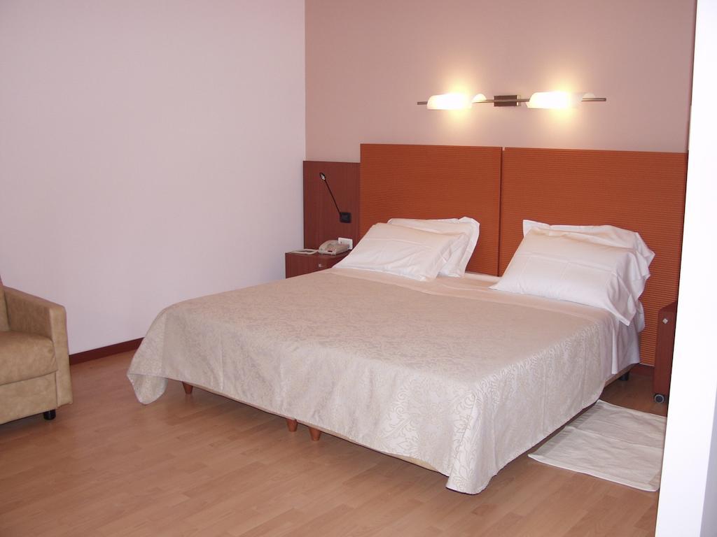 Hotel Mareschi Palace Novara Bagian luar foto