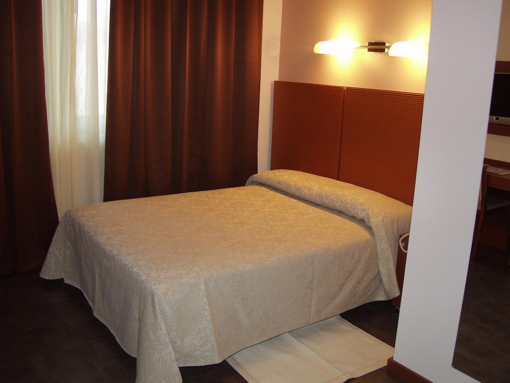 Hotel Mareschi Palace Novara Bagian luar foto