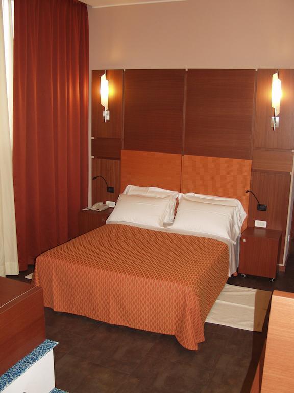 Hotel Mareschi Palace Novara Bagian luar foto