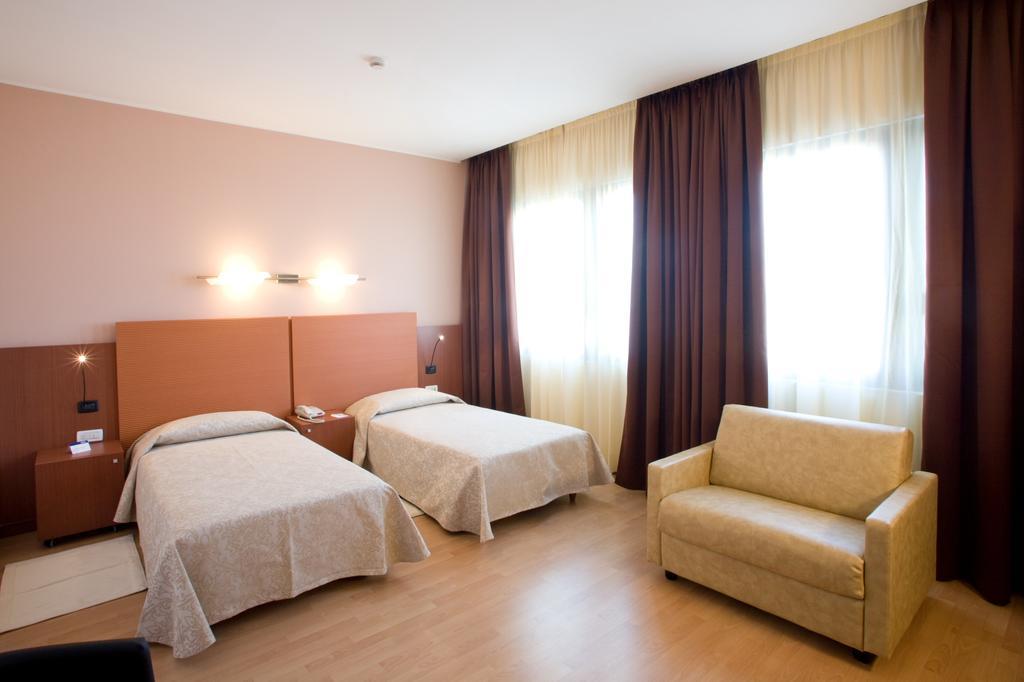Hotel Mareschi Palace Novara Bagian luar foto